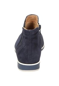 Tummansiniset mokkanahkasaappaat, joissa on pyöristetty nenä, sivuinen vetoketju ja valkoiseksi ja tummansiniseksi värjätty kumipohja. Pehmeä tekstuuri ja näkyvät ompeleet.