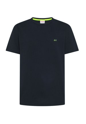 Zwart T-shirt met korte mouwen, met neon groene rand aan de binnenkant van de kraag en een klein neon groen delta- en X-logo op de linkerborst.