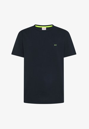 Zwart T-shirt met korte mouwen, met neon groene rand aan de binnenkant van de kraag en een klein neon groen delta- en X-logo op de linkerborst.