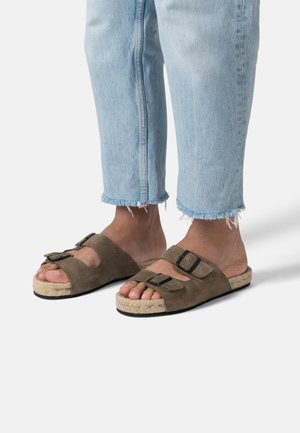 Bruine suede instapsandalen met twee verstelbare banden, met een geweven jute zool en een gevormde voetbed voor comfort.