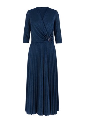 Abito blu navy in tessuto morbido e texturizzato. Presenta una scollatura a V, maniche a tre quarti, una gonna plissettata e un dettagli decorativo con bottoni in vita.