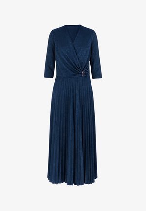 Abito blu navy in tessuto morbido e texturizzato. Presenta una scollatura a V, maniche a tre quarti, una gonna plissettata e un dettagli decorativo con bottoni in vita.