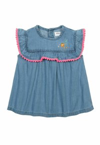 Abito di denim con maniche corte a volant e bordo in pompon rosa. Presenta ricami floreali sul petto. Tessuto leggero e casual.