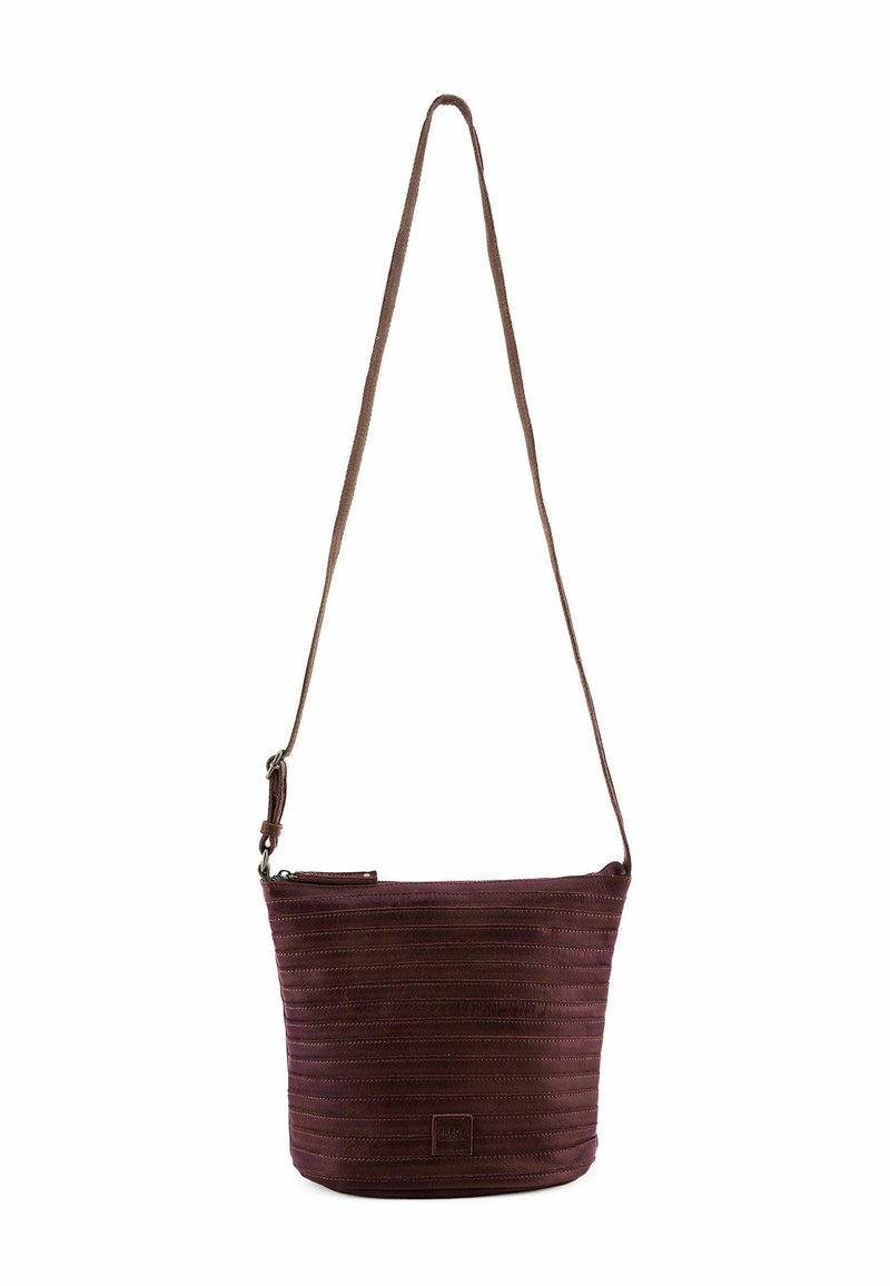 Borsa a spalla in pelle viola con una finitura liscia e testurizzata, dotata di chiusura con zip e di una tracolla regolabile per versatilità.