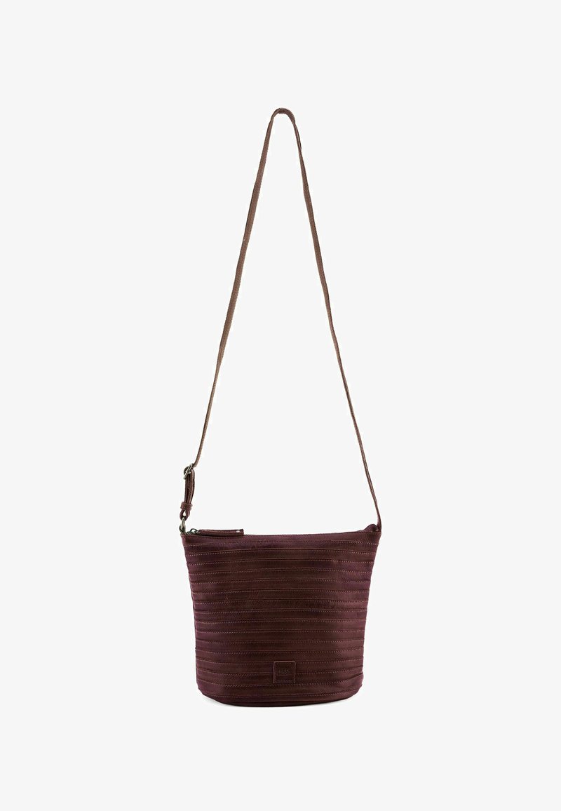 Borsa a spalla in pelle viola con una finitura liscia e testurizzata, dotata di chiusura con zip e di una tracolla regolabile per versatilità.