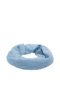 Jasnoniebieski szalik z miękkiego, teksturowanego materiału, z pętelkowym wzorem i delikatnym, pomarszczonym wykończeniem, idealny do wszechstronnego stylizowania.