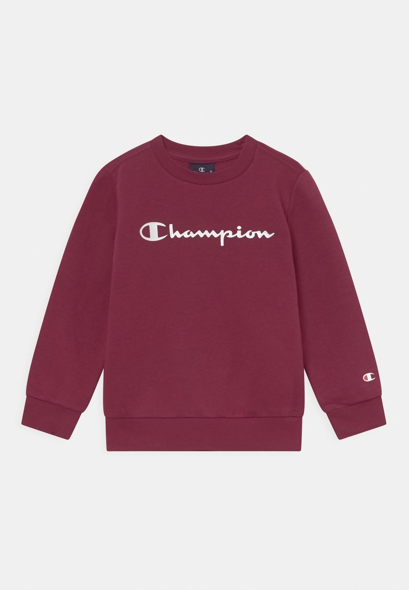 Sweatshirt bordeaux à manches longues avec le logo "Champion" en blanc sur la poitrine et un petit logo sur le poignet de la manche gauche.