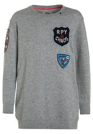 Grå sweatshirt lavet af bomuld, med lange ærmer, rund hals og tre broderede patches i forskellige former og farver.