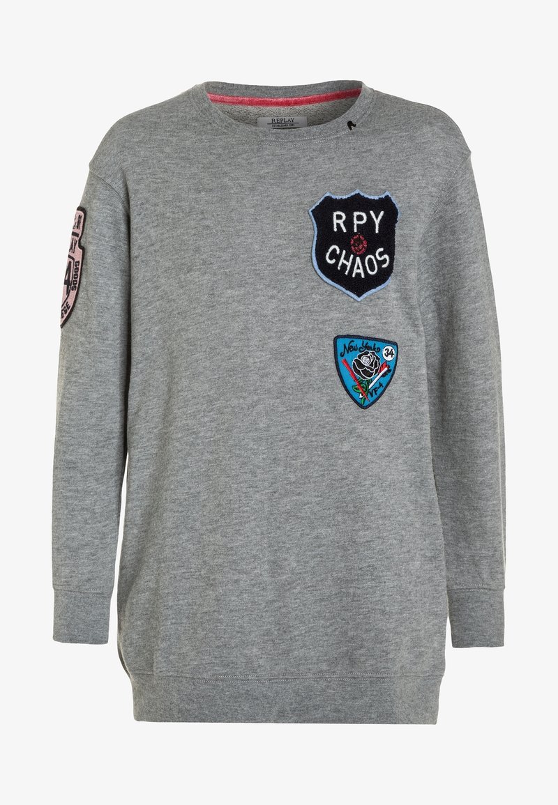 Sweat-shirt gris en coton, doté de manches longues, d'un col rond et de trois écussons brodés aux formes et aux couleurs variées.