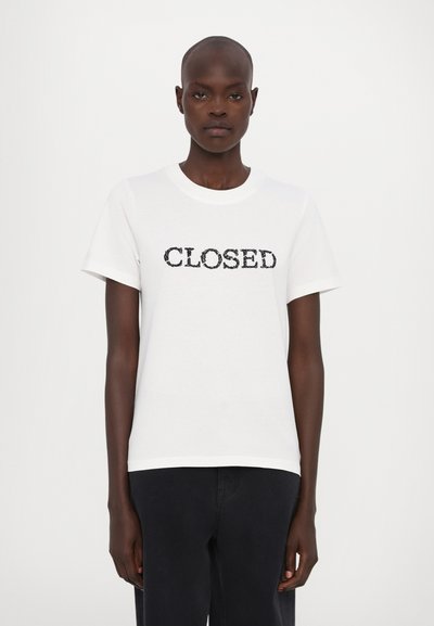 Tricou din bumbac alb, cu mâneci scurte și decolteu rotund, având cuvântul "CLOSED" în text grafic negru pe piept.