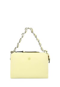 Clutch in pelle gialla con finitura testurizzata, dotata di una tracolla in catena metallica e chiusura a zip. Logo impresso sul davanti.