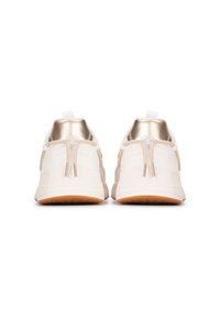 Witte sportieve schoenen met een metallic gouden accentering bij de hiel. Kenmerkt zich door een textuurdetail en beige veters op een rubberen zool.