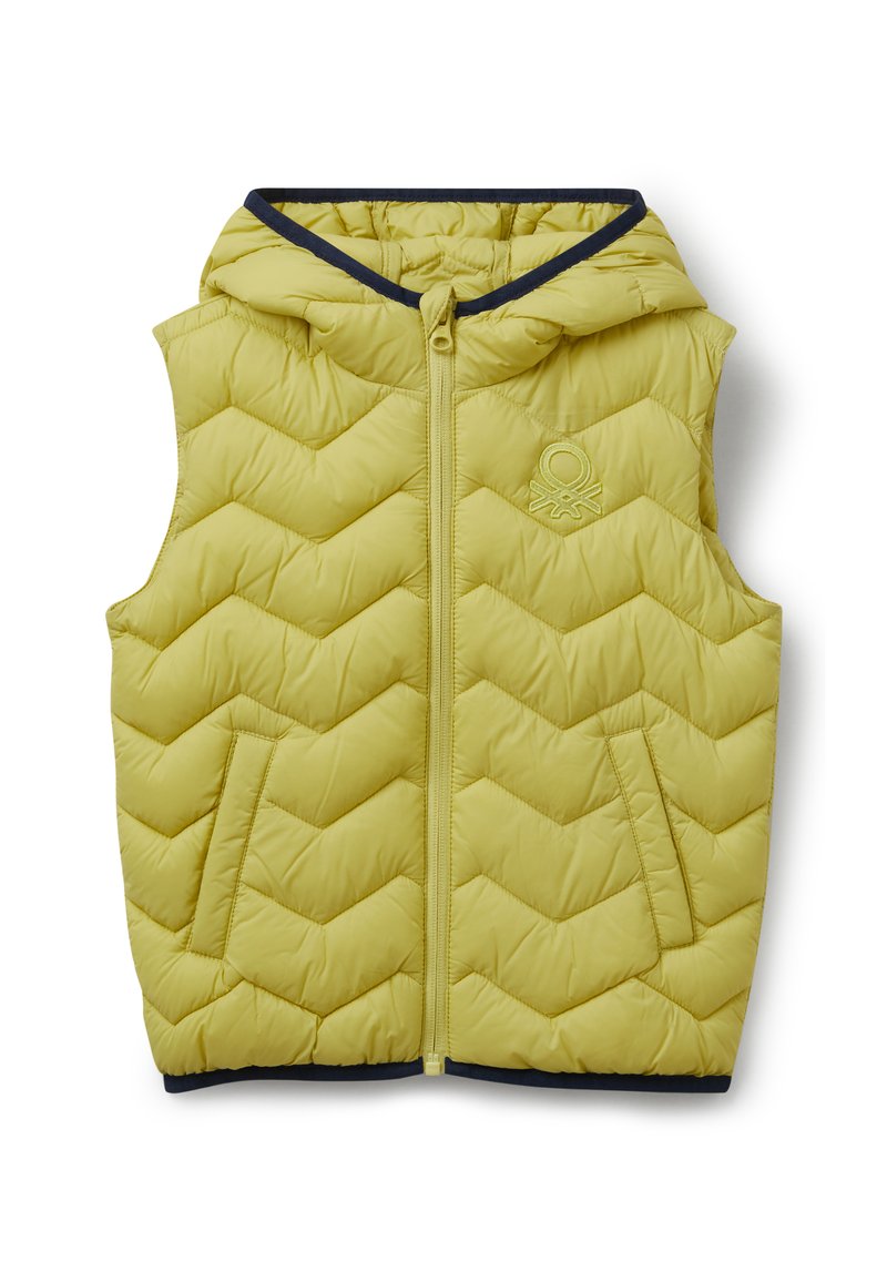 Světlá zelená vyp padded bezrukávová bunda s kapucí, předním zipem, bočními kapsami a vyšívaným logem na hrudi, vystavená na bílém pozadí.