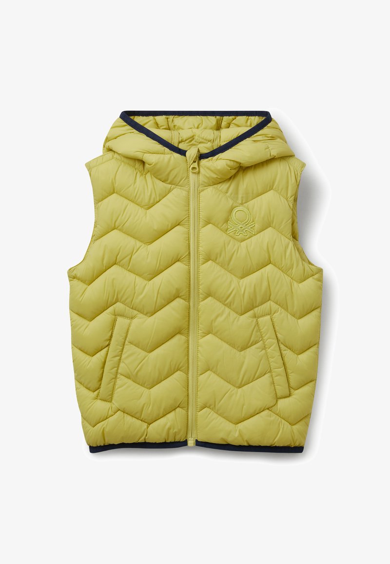 Světlá zelená vyp padded bezrukávová bunda s kapucí, předním zipem, bočními kapsami a vyšívaným logem na hrudi, vystavená na bílém pozadí.