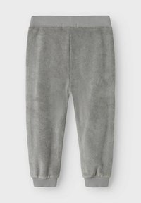 Grå fleecebyxor med en mjuk textur, med ett elastiskt midjeband och muddar. Enkla, strömlinjeformade i designen utan ytterligare mönster.