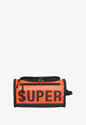 Orange stofpose med sorte detaljer, der har et fremtrædende "SUPER" print, dobbelt lynlåslommer og et robust håndtag.
