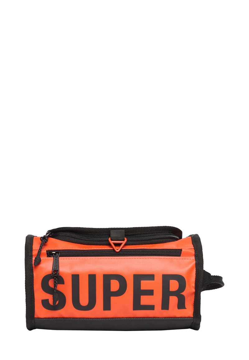 Oranje stoffen tas met zwarte accenten, voorzien van een opvallende "SUPER" print, dubbele ritscompartimenten en een stevige handgreep.