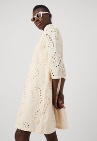 Bruuns Bazaar ARGYREIABBLUZIE DRESS - Denné šaty - white cream