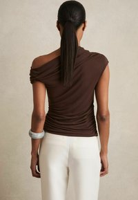 Reiss REGULAR FIT - RUCHED OFF-SHOULDER  - Bluse - chocolate brown