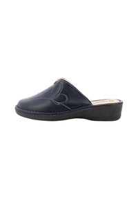 Zoccolo in pelle blu navy con punta arrotondata, cuciture decorative a forma di cuore e una suola nera leggermente rialzata per il comfort.
