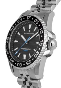 Reloj de hombre con pulsera de acero inoxidable plateado, esfera texturizada negra, marcadores luminosos, manecillas con acento azul y bisel giratorio negro. Resistente al agua hasta 20 ATM.