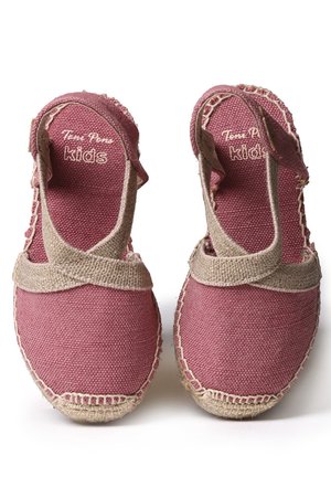 Par lyserøde lærredsespadronesandaler med beige kant og ankelremme, mærket "børn", designet til børn.