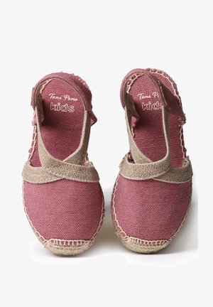 Een paar roze canvas espadrilles met beige bies en enkelbandjes, gelabeld "kinderen", ontworpen voor kinderen.