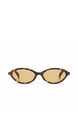 Lunettes de soleil ovales fines en écaille avec des verres teintés ambre et un pont incurvé, présentées sur un fond blanc.