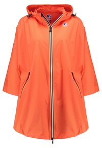 Veste de pluie à capuche orange vif avec fermeture éclair frontale, deux poches latérales et manches trois-quarts, avec un petit logo de marque sur la poitrine.