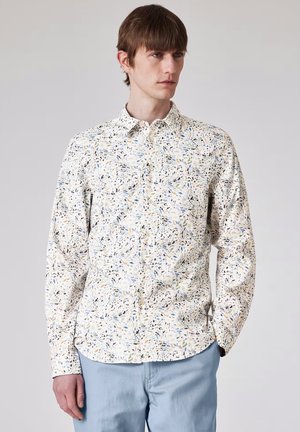 Camicia con bottoni, base bianca, con motivi floreali e astratti in blu, verde e arancione. Maniche lunghe, colletto e vestibilità morbida.