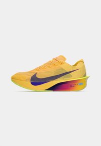 Žute tenisice za trčanje s ljubičastim swooshom, teksturiranim gornjim dijelom i gradijentnom potplatom koji prelazi iz zelene u roza. Lagani i aerodinamični dizajn.