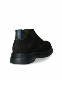 Stivaletti neri in suede con una robusta suola in gomma nera, dotati di un tassello blu sul retro e dettagli di cucitura a contrasto.