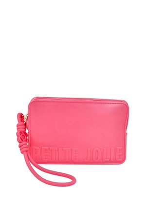 Pulsera rectangular rosa brillante con texto en relieve "PETITE JOLIE" y una correa de lazo a juego unida a un tirador de cremallera dorado.
