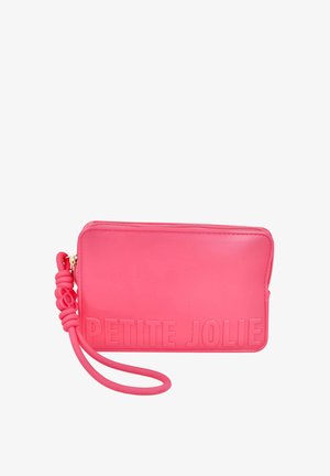 Pulsera rectangular rosa brillante con texto en relieve "PETITE JOLIE" y una correa de lazo a juego unida a un tirador de cremallera dorado.