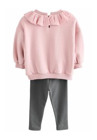 Sweatshirt rose avec col volanté et dos en goutte d'eau, associé à un legging à côtes gris. Tissu doux, coupe décontractée et poignets élastiqués.