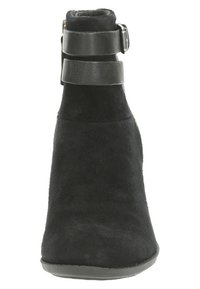 Musta mokkanahka nilkkaboot, jossa on kaksi nahkahihnaa ja sivusolki, pyöreällä kärjellä ja tasapohjalla.