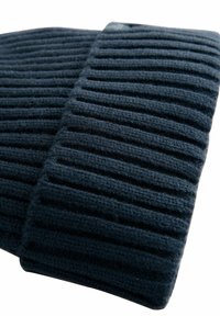 Bonnet en tricot de couleur bleu marine foncé, avec un motif ribbé texturé, en mélange de laine douce, et une petite étiquette de marque.