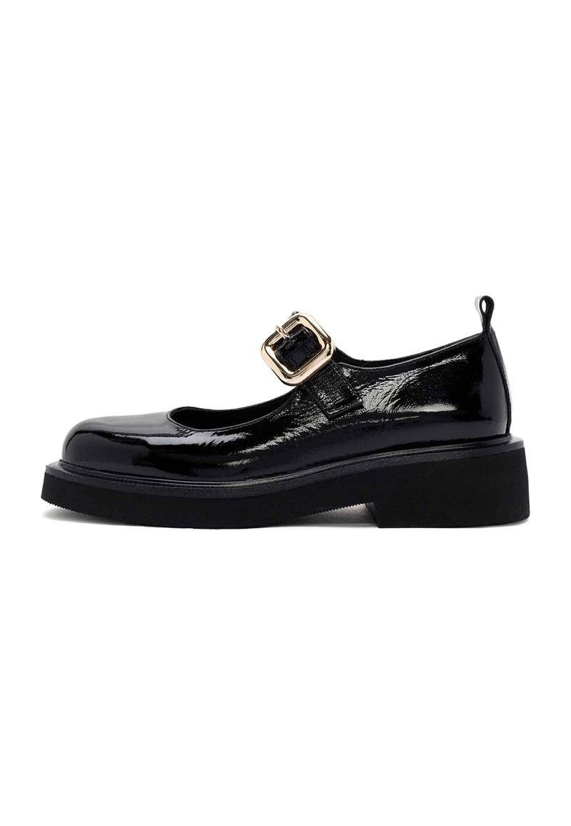Scarpe Mary Jane in pelle vernice nera con punta arrotondata, cinturino con fibbia e suola nera spessa. Presentano una texture lucida e un dettaglio con fibbia ben evidente.