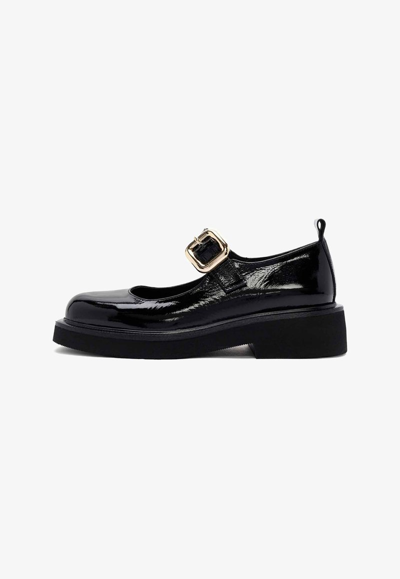 Schwarze Lackleder-Mary-Jane-Schuhe mit abgerundetem Zehenbereich, geschnalltem Riemen und klobiger schwarzer Sohle. Verfügt über eine glänzende Textur und ein auffälliges Schnallendetail.