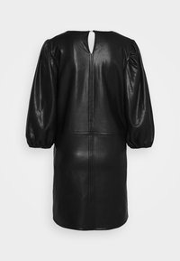 Robe noire en simili cuir longueur genou avec manches longues bouffantes, poignets élastiqués froncés, coutures visibles et petite fermeture bouton à trou dans le dos au niveau de l'encolure.