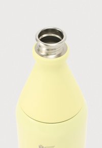 Bouteille d'eau en m�étal isolée jaune avec large ouverture en acier inoxydable, présentée sans bouchon sur un fond blanc uni.