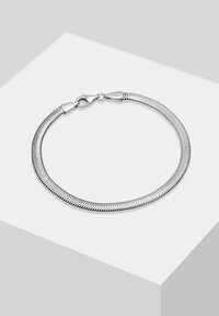 Sudraba aproce ar sārnēta rakstu, aprīkota ar omāra aizdari un gludu faktūru. Dizains ir elastīgs un apaļš.