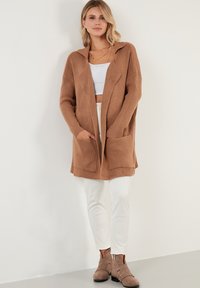LELA REGULAR FIT - Jopica - camel