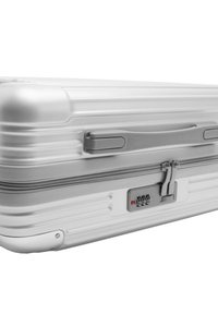 Srebrna walizka z twardą skorupą o teksturowanej powierzchni, bocznym uchwytem, zamknięciem na zamek błyskawiczny i zamkiem szyfrowym. Kompaktowy, prostokątny kształt.