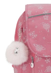 Zaino rosa con motivi floreali e di gatti, realizzato in materiale testurizzato. Include un portachiavi a pom-pom rosa soffice con una campanella argentata.