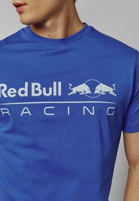 Red Bull Racing x Pepe Jeans RED BULL RACING LOGO DRIVER TEE - Triko s potiskem - electric blue