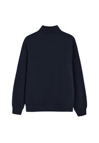 Marineblauwe pullover met een hoge kraag, lange mouwen en ribgebreide manchetten. Gemaakt van zachte stof met een gladde textuur en zonder zichtbare patronen.