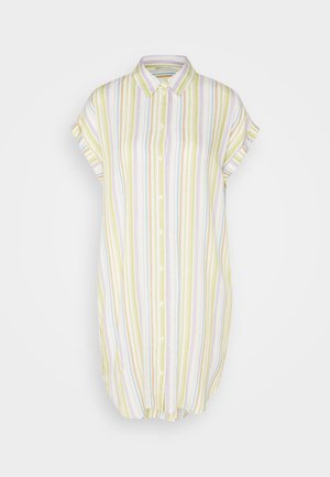 Robe chemise à manches courtes retroussées, avec des rayures verticales vertes, jaunes, violettes et bleues sur un fond clair. Tissu doux.