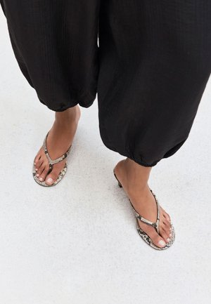 Next, Sandaler m/ tåsplit - grey