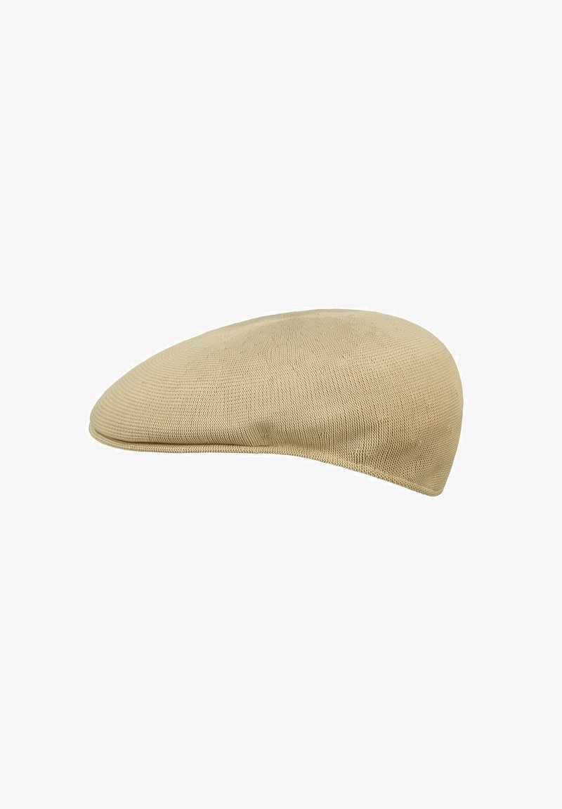 Beige baretterliknande cap i strukturerad tyg, med en slät, rundad topp och en något smalare skärm framtill.